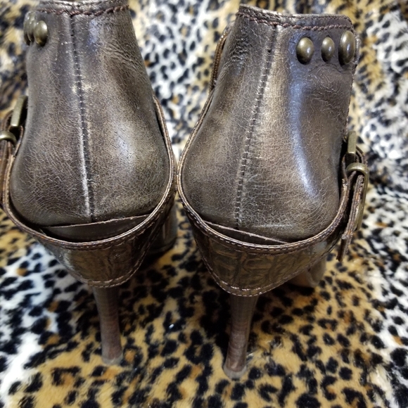 Boots - Picture 4 of 5